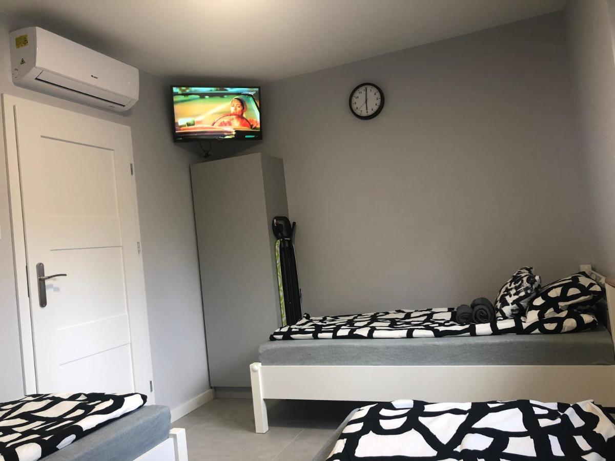 Klimatyzowane Apartamenty I Pokoje Przy Targach เคียลเซ ภายนอก รูปภาพ