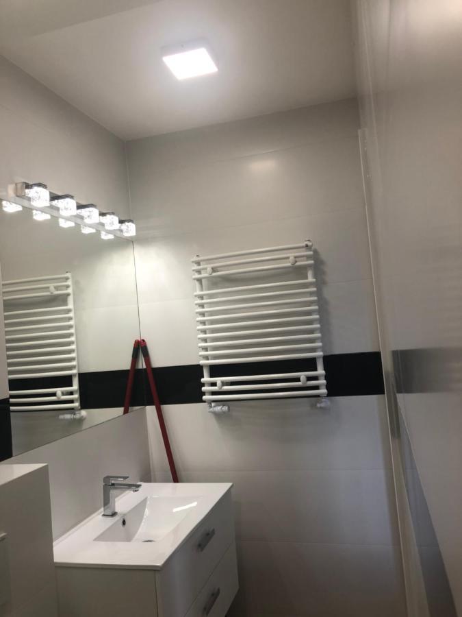 Klimatyzowane Apartamenty I Pokoje Przy Targach เคียลเซ ภายนอก รูปภาพ