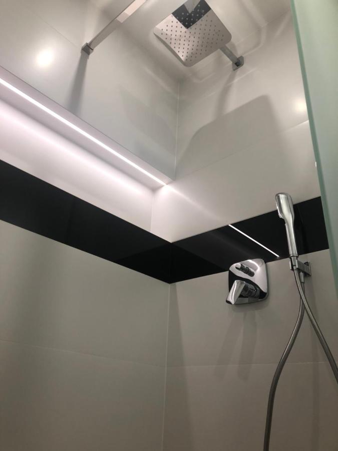 Klimatyzowane Apartamenty I Pokoje Przy Targach เคียลเซ ภายนอก รูปภาพ