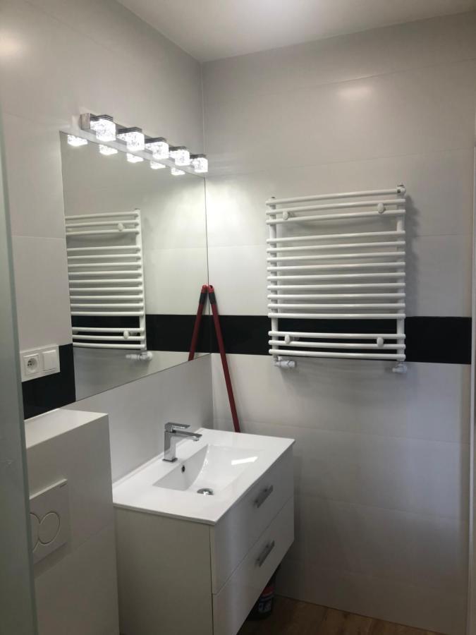 Klimatyzowane Apartamenty I Pokoje Przy Targach เคียลเซ ภายนอก รูปภาพ