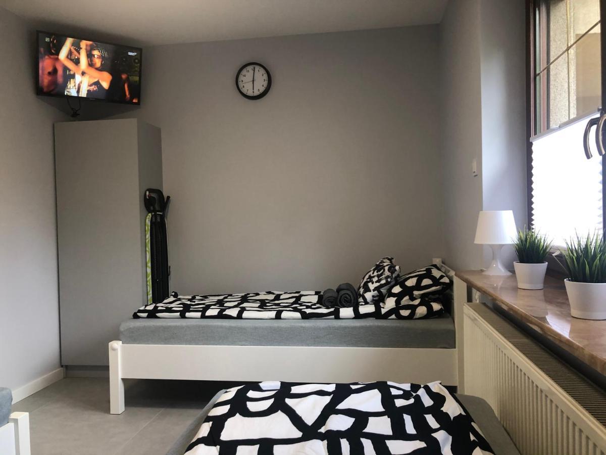 Klimatyzowane Apartamenty I Pokoje Przy Targach เคียลเซ ภายนอก รูปภาพ