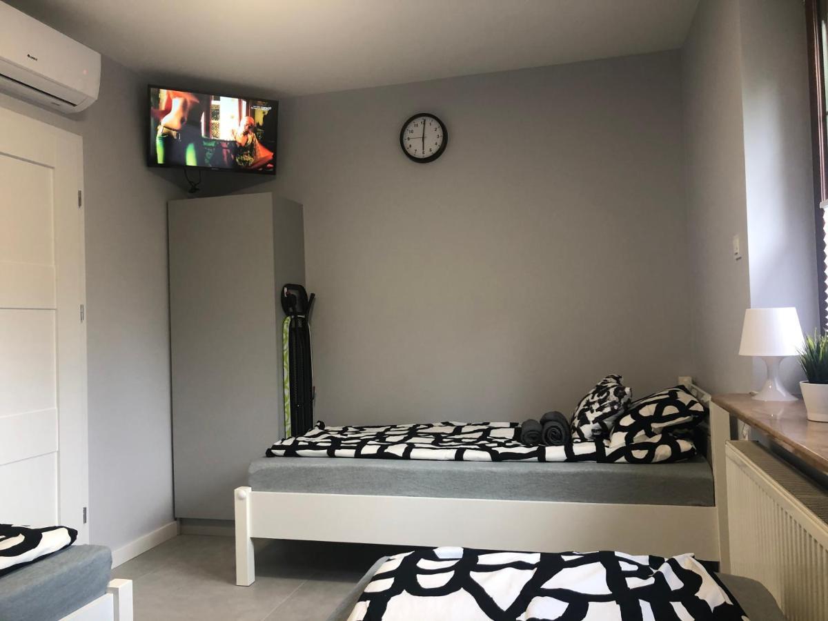 Klimatyzowane Apartamenty I Pokoje Przy Targach เคียลเซ ภายนอก รูปภาพ