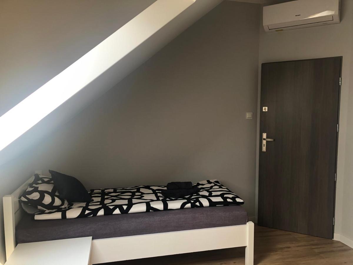 Klimatyzowane Apartamenty I Pokoje Przy Targach เคียลเซ ภายนอก รูปภาพ
