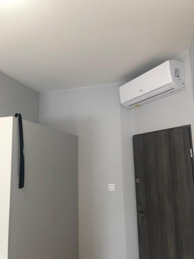 Klimatyzowane Apartamenty I Pokoje Przy Targach เคียลเซ ภายนอก รูปภาพ