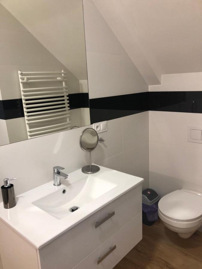 Klimatyzowane Apartamenty I Pokoje Przy Targach เคียลเซ ภายนอก รูปภาพ