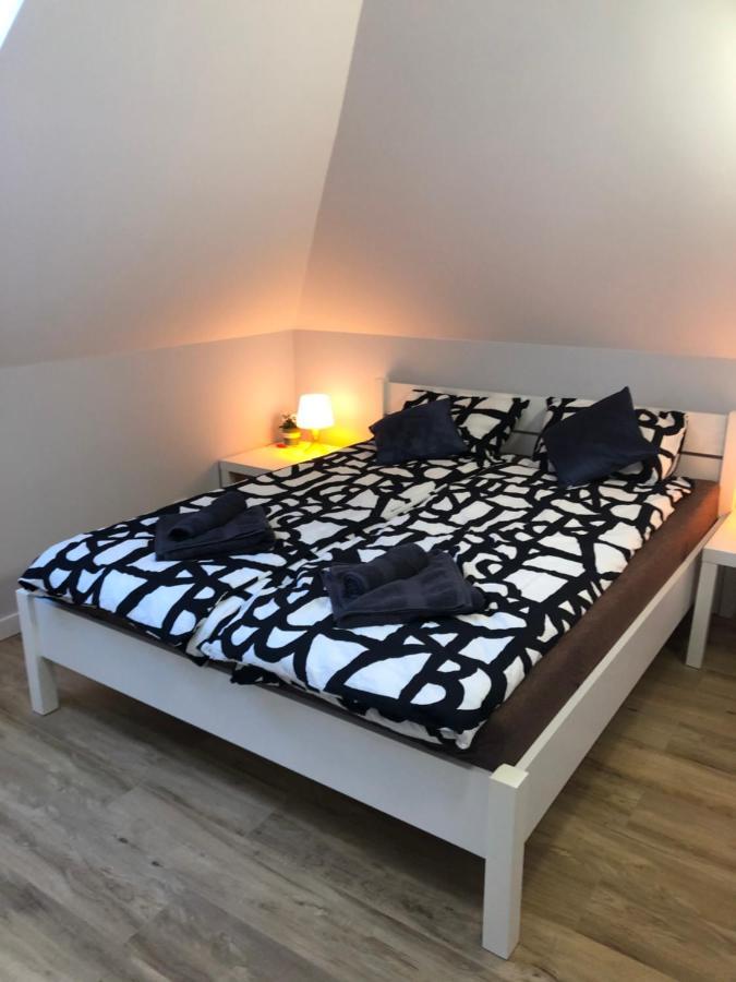 Klimatyzowane Apartamenty I Pokoje Przy Targach เคียลเซ ภายนอก รูปภาพ