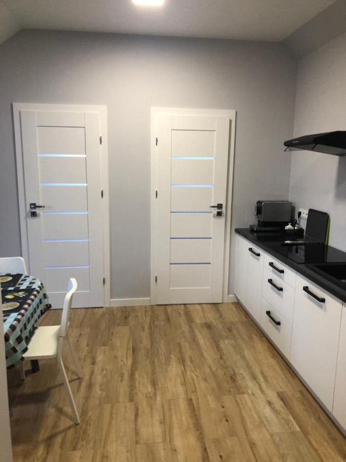 Klimatyzowane Apartamenty I Pokoje Przy Targach เคียลเซ ภายนอก รูปภาพ