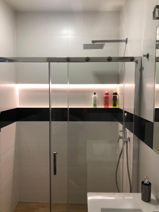 Klimatyzowane Apartamenty I Pokoje Przy Targach เคียลเซ ภายนอก รูปภาพ