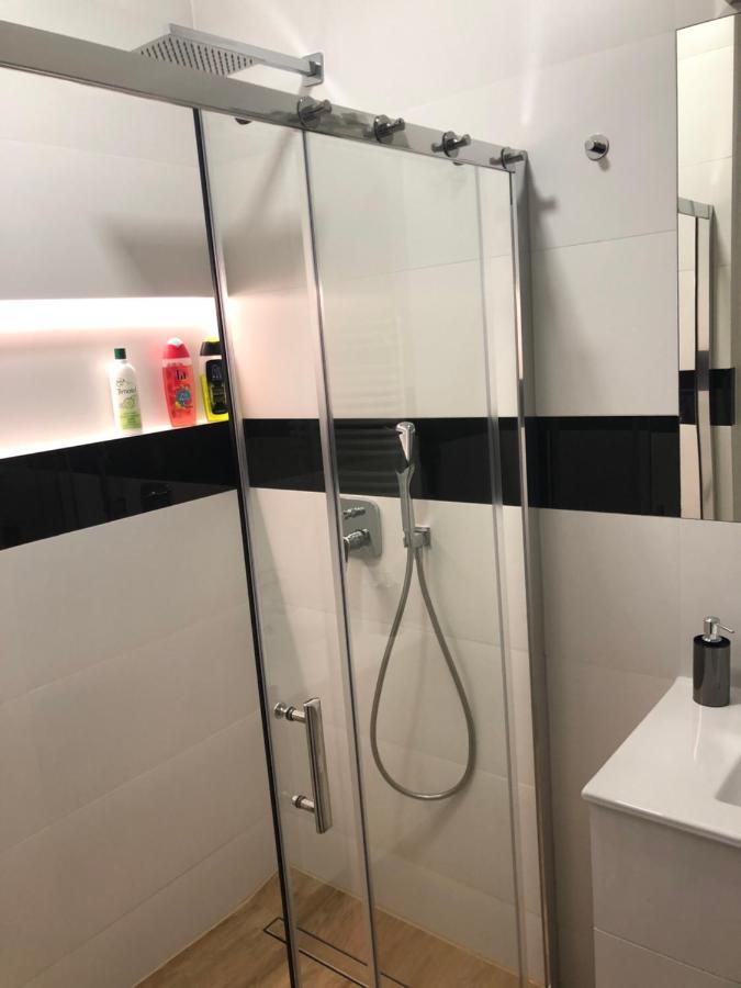 Klimatyzowane Apartamenty I Pokoje Przy Targach เคียลเซ ภายนอก รูปภาพ