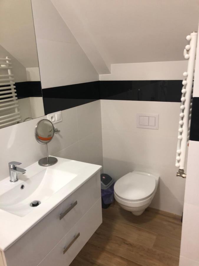 Klimatyzowane Apartamenty I Pokoje Przy Targach เคียลเซ ภายนอก รูปภาพ